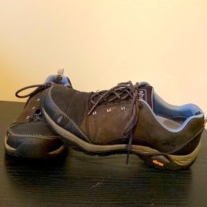 AHNU hiking shoes in size 8